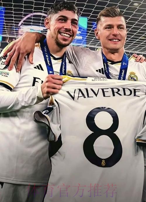 传承!克罗斯:会把8号给巴尔韦德 很荣幸由他接下